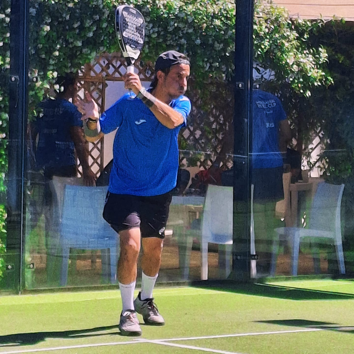 Giocatore in azione al Mediolanum Padel Cup