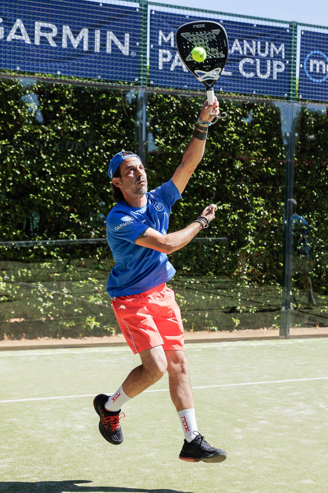 Giocatore in smash al Mediolanum Padel Cup