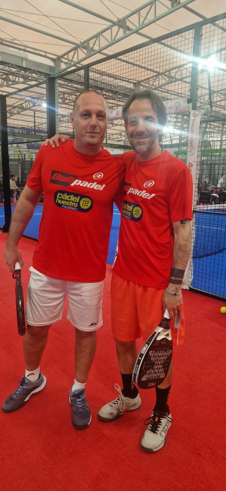 Coppia Bullpadel Pádel Nuestro sul campo indoor