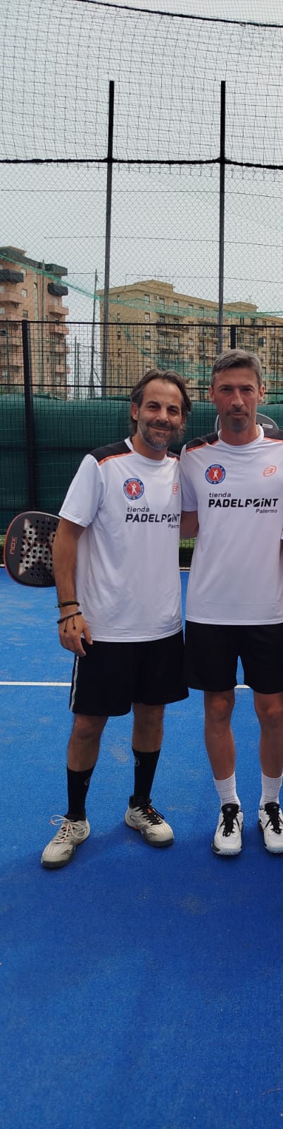 Coppia Padelpoint sul campo blu