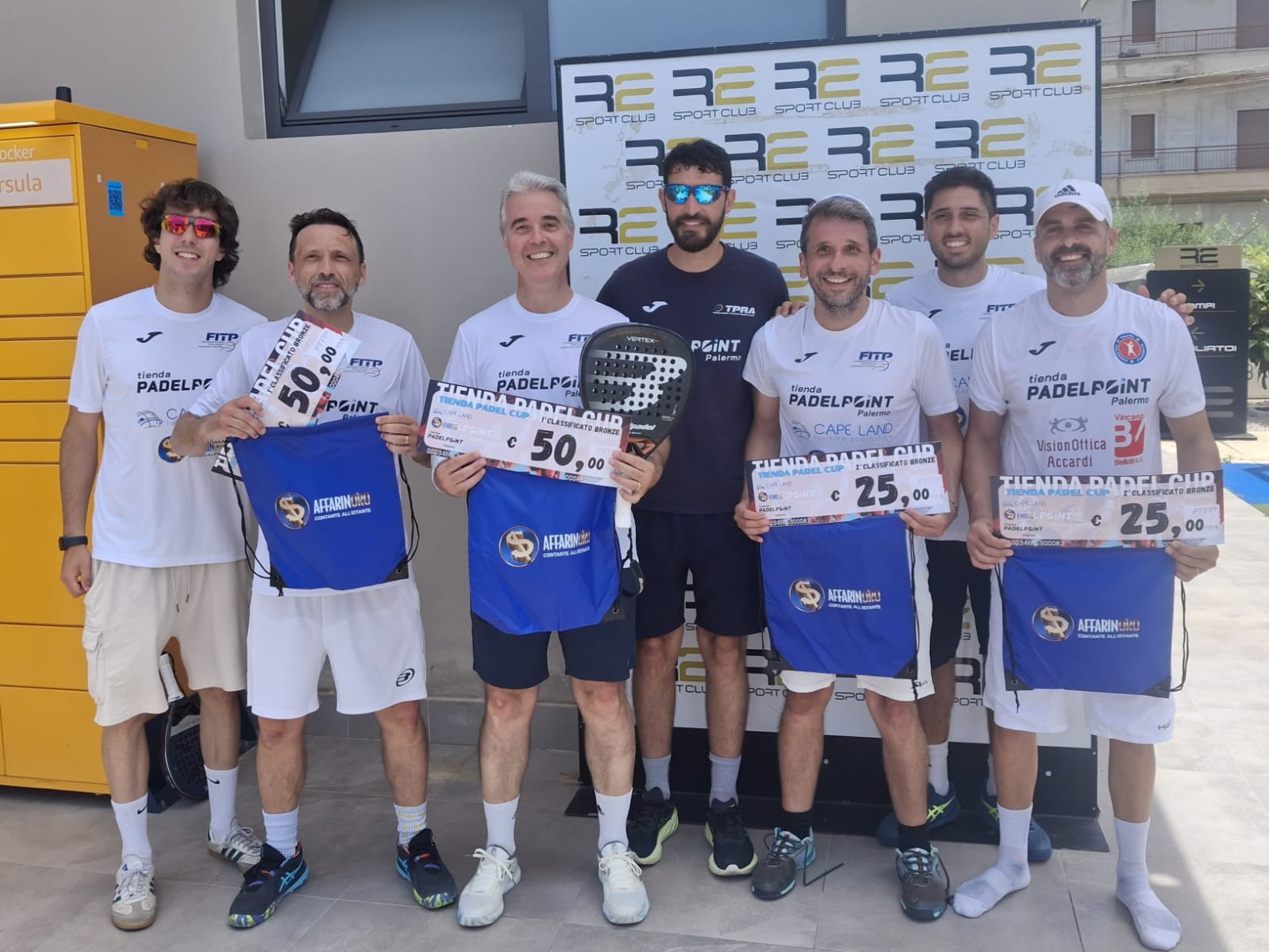 Premiazione Tienda Padel Cup con assegni