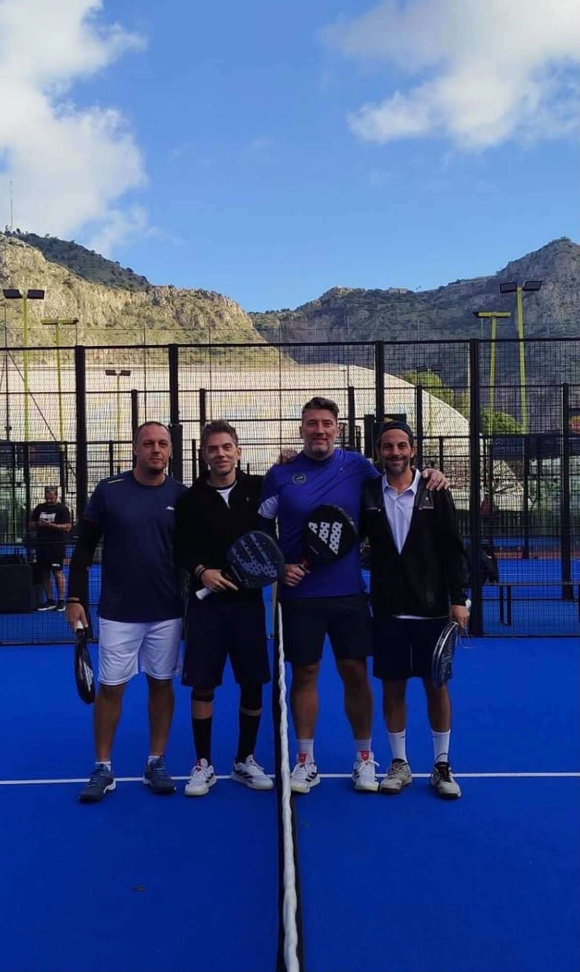 Squadra ai campi outdoor con vista Monte Pellegrino
