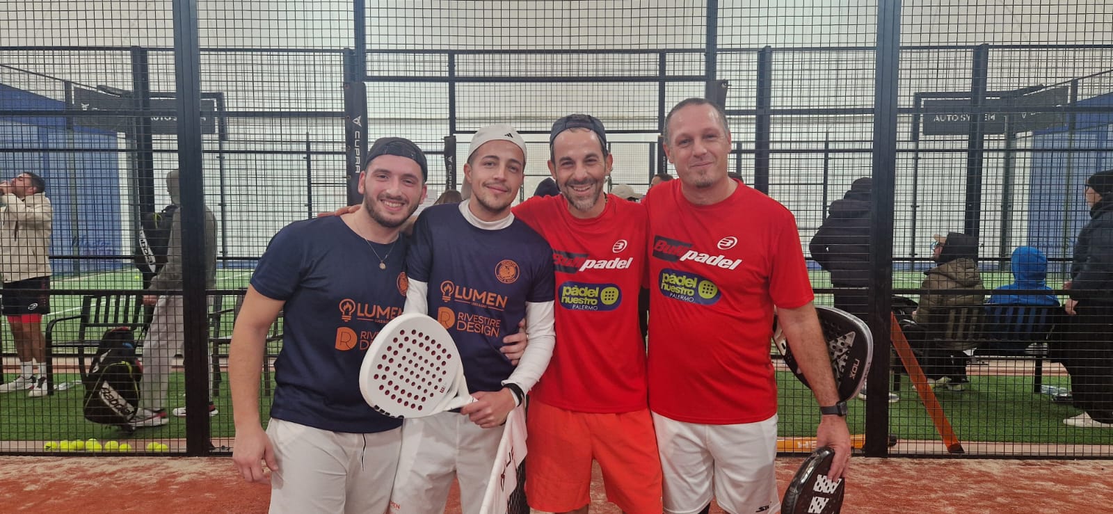 Quattro giocatori dopo la partita indoor Lumen