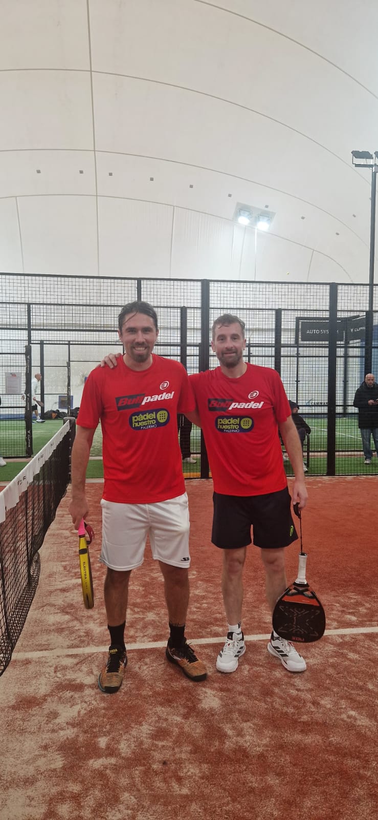 Coppia Bullpadel Pádel Nuestro sulla terra rossa indoor
