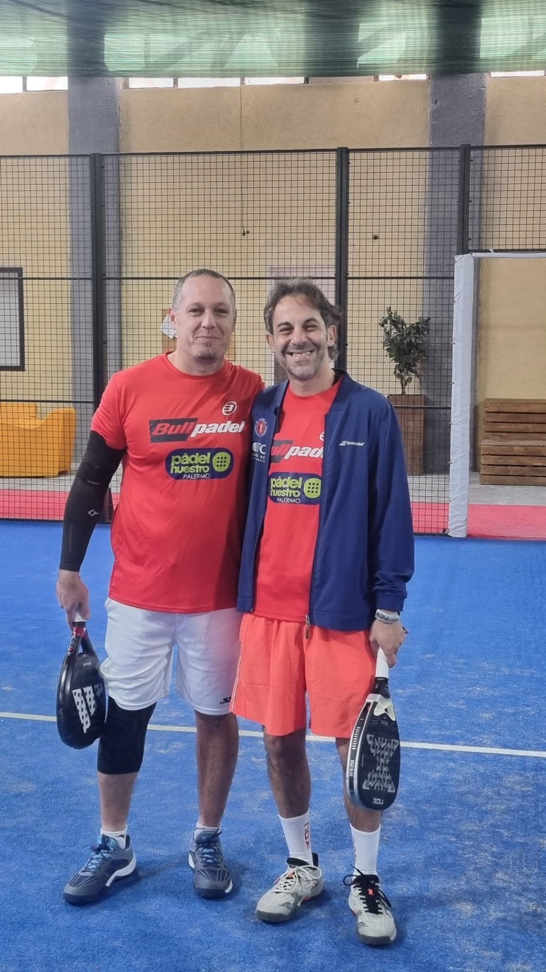 Coppia Bullpadel Pádel Nuestro in posa