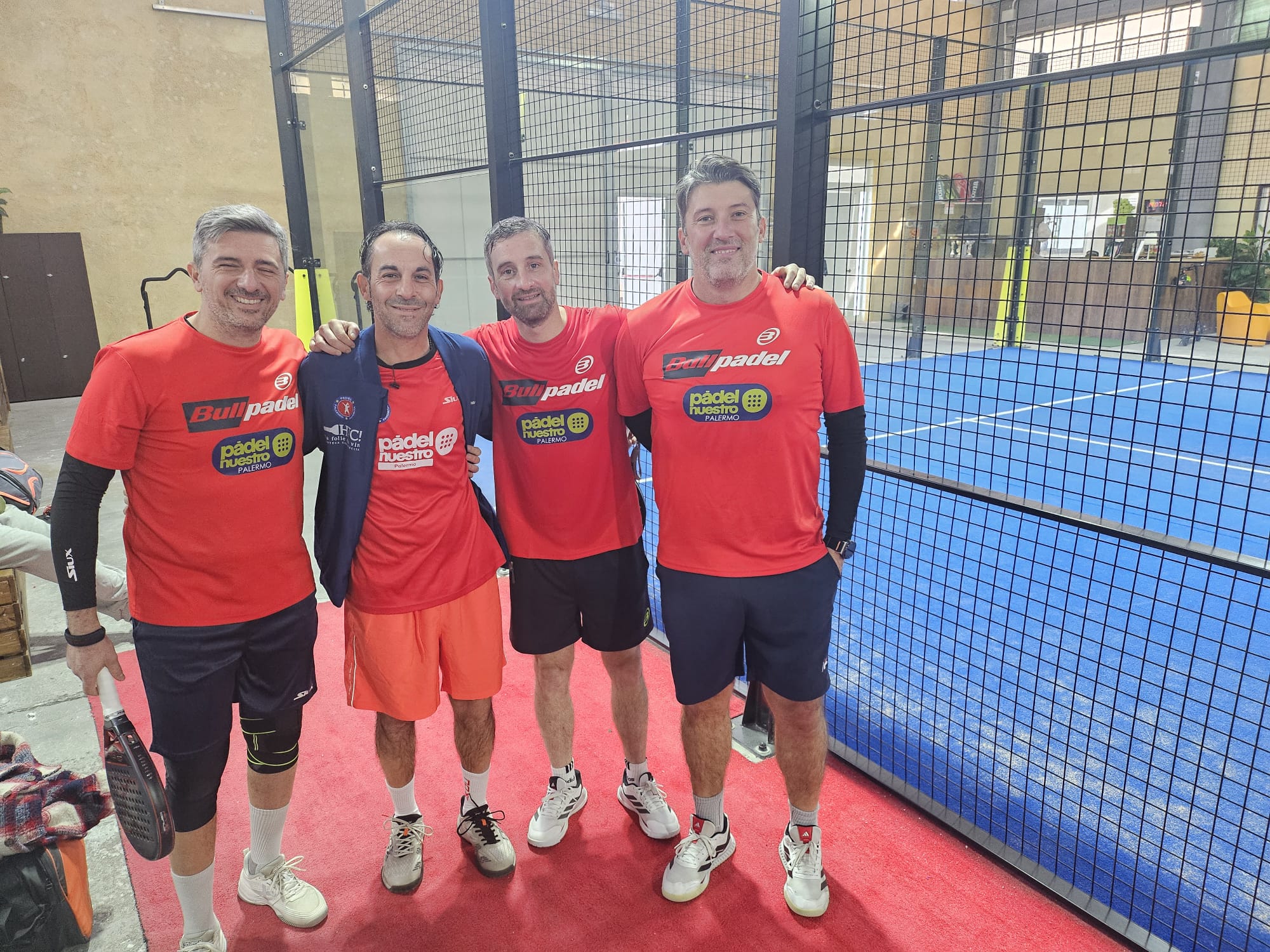 Quattro giocatori Bullpadel indoor