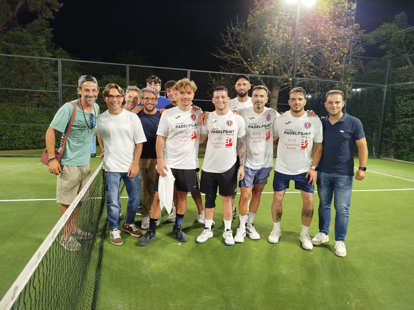 Squadra Padelpoint in posa notturna dopo la finale